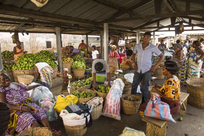 La nouvelle fiscalité doit convaincre les acteurs informels de l'économie à régulariser leur situation. ici, le grand marché de fruits de Lomé, en 2014. &copy; Jacques Torregano pour Jeune Afrique