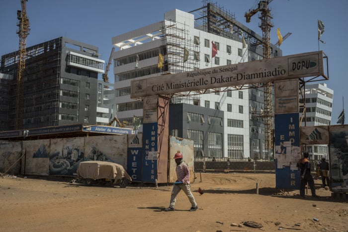 Constructions des bâtiments ministériels à Diamniadio, a 35 kilomètres de Dakar. 2 mars 2018. &copy; Sylvain Cherkaoui/Cosmos pour Jeune Afrique