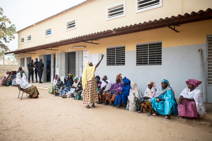 Les électeurs font la queue devant le bureau de vote de l'école Thierno Mamadou Sall à Fatick, le 24 février 2019. &copy; Sylvain Cherkaoui pour Jeune Afrique