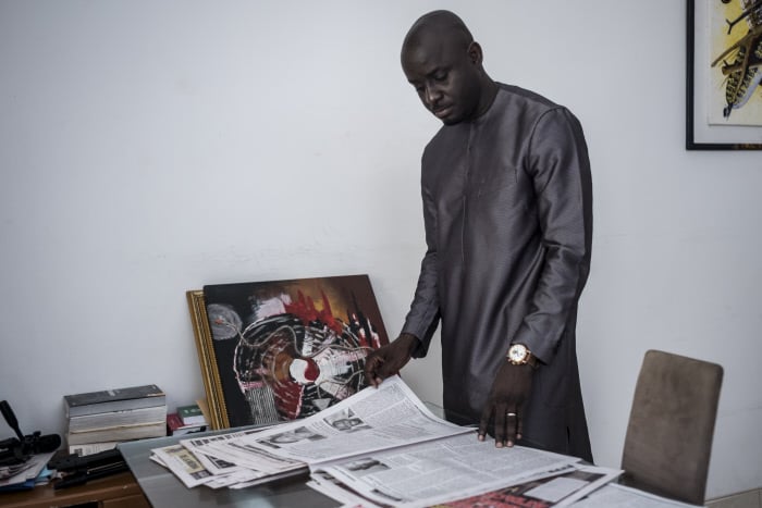Thierno Bocoum, lisant la presse à Dakar, en mai 2018. &copy; Sylvian Cherkaoui / Cosmos pour Jeune Afrique