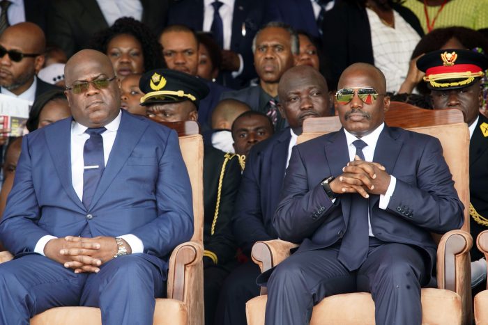 Le président Félix Tshisekedi (à g.) et son prédécesseur, Joseph Kabila, à Kinshasa, le 24 janvier. &copy; Jérôme Delay/AP/SIPA