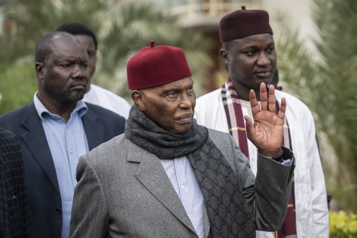 L'ex-président Abdoulaye Wade en allant rejoindre le comité directeur du PDS à Dakar, le 13 février 2019. &copy; Sylvain Cherkaoui pour JA