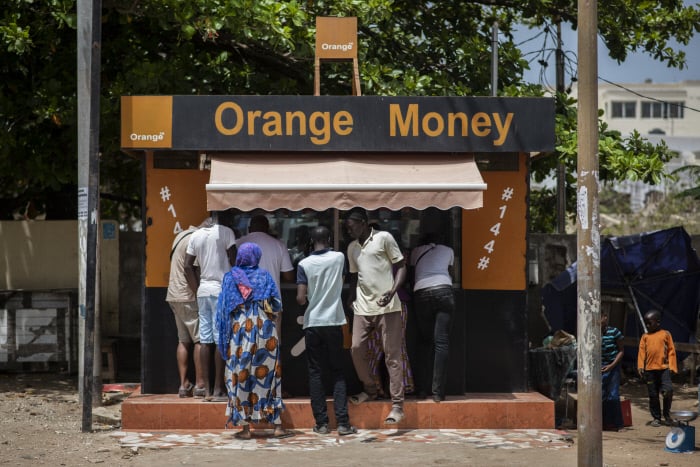 Kiosque Orange Money dans le quartier des Almadies à Dakar. &copy; © Sylvain Cherkaoui pour JA, 2018.
