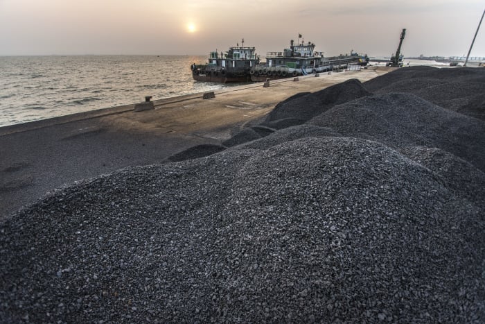 Port minéralier de Libreville; zone de stockage et de chargement du manganèse. Juillet 2018. &copy; Jacques Torregano pour JA