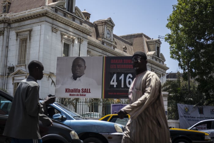 Une affiche placée devant la mairie de Dakar, présente le décompte des jours en detention du Maire de Dakar Khalifa Sall le 11 mai 2018. &copy; Sylvain Cherkaoui pour JA