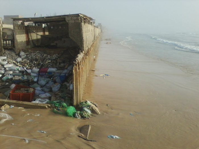 Construit en 1929, le mur contre l'érosion côtière résiste difficilement à l'assaut des vagues. &copy; Souleymane Niang