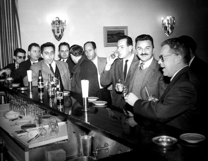 Reporters de la presse mondiale au bar du Tunisia Palace, Le Maghreb Circus', à Tunis, en 1960. &copy; Studio Kahia