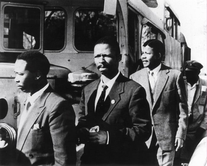 Mandela arrive au palais de justice de Johannesburg, le 19 decembre 1956, pour y être jugé pour "haute trahison". &copy; IDAF/JA