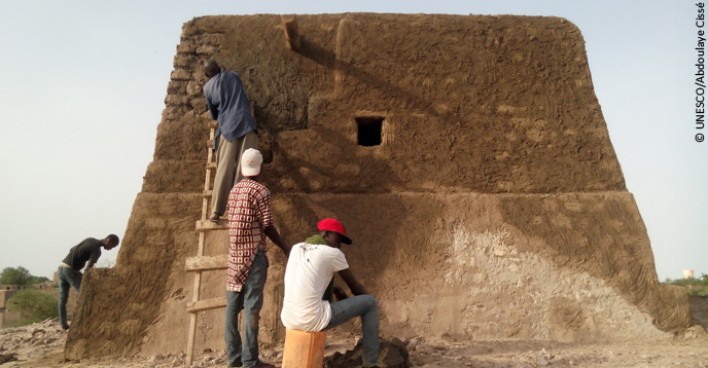 Travaux de reconstruction du mausolée Alpha Moya. &copy; ￼