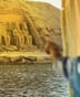 Vue sur le temple d’Abou Simbel depuis le bateau de croisière La Flâneuse du Nil, sur le lac Nasser. © Montage JA; Milan SZYPURA/HAYTHAM-REA