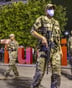 Militaires en faction, en haut de l’avenue Habib-Bourguiba, à Tunis, le  25 juillet 202, après l’annonce de Kaïs Saïed du gel du Parlement et de toutes ses activités, ainsi que de la dissolution du gouvernement. © Nicolas Fauqué