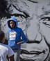 Des enfants sud-africains jouent devant une fresque murale représentant Nelson Mandela, le 2 mai 2014, dans le quartier Soweto de Johannesburg © Ben Curtis / AP / SIPA