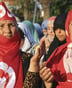 Des Tunisiennes voilées du drapeau national prient devant la mosquée Zitouna, à Tunis, le 8 août 2013. © Hassene Dridi / AP / SIPA