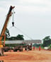 Photo d’une route et d’un pont en construction à Ndende dans la Ngounié au Sud du Gabon, en décembre 2011. © Tiphaine Saint-Criq pour Jeune Afrique