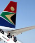 Des passagers montent dans un avion de la compagnie South African Airways © Siphiwe Sibeko/REUTERS