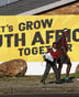 Un mur peint aux couyleurs de l’ANC, en Afrique du Sud, à la veille des élections générales du 8 mai 2019. © Ben Curtis/AP/SIPA