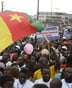 Un drapeau camerounais durant la campagne présidentielle de 2018. Photo d’illustration. © Sunday Alamba/AP/SIPA