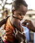 Vaccination d’une enfant de 1 an contre la fièvre jaune en RD Congo. © Tommy Trenchard/PANOS/REA