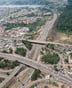 Vue aérienne de la capitale économique ivoirienne et de l’autoroute du Nord. © Nabil Zorkot