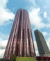 La tour Postel 2001 (à g.), gratte-ciel haut de 105 m. et l’immeuble Caistab (104 m.), à Abidjan. © Nabil Zorcot