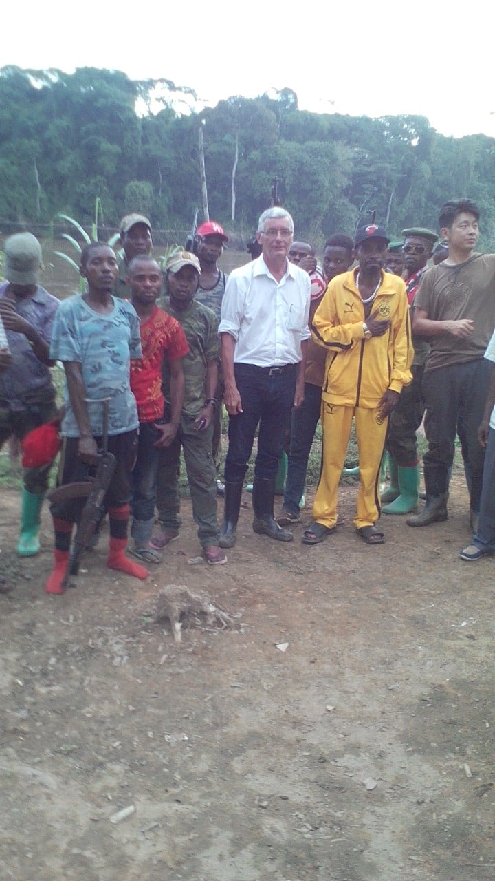 Le Français Franck Menard au milieu d'un groupe de miliciens dans le Sud-Kivu, dans l'est de la RDC. &copy; DR