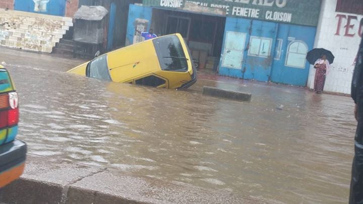 Une voiture emportée par les eaux dans le quartier Minière (commune de Dixinn), à Conakry, lundi 27 juillet. &copy; Facebook Abdoulaye Condé