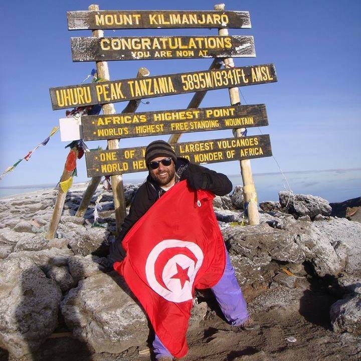 Houssem Hamdi, portant fièrement le drapeau tunisien au sommet du Kilimandjaro, en Tanzanie. &copy; Houssem Hamdi