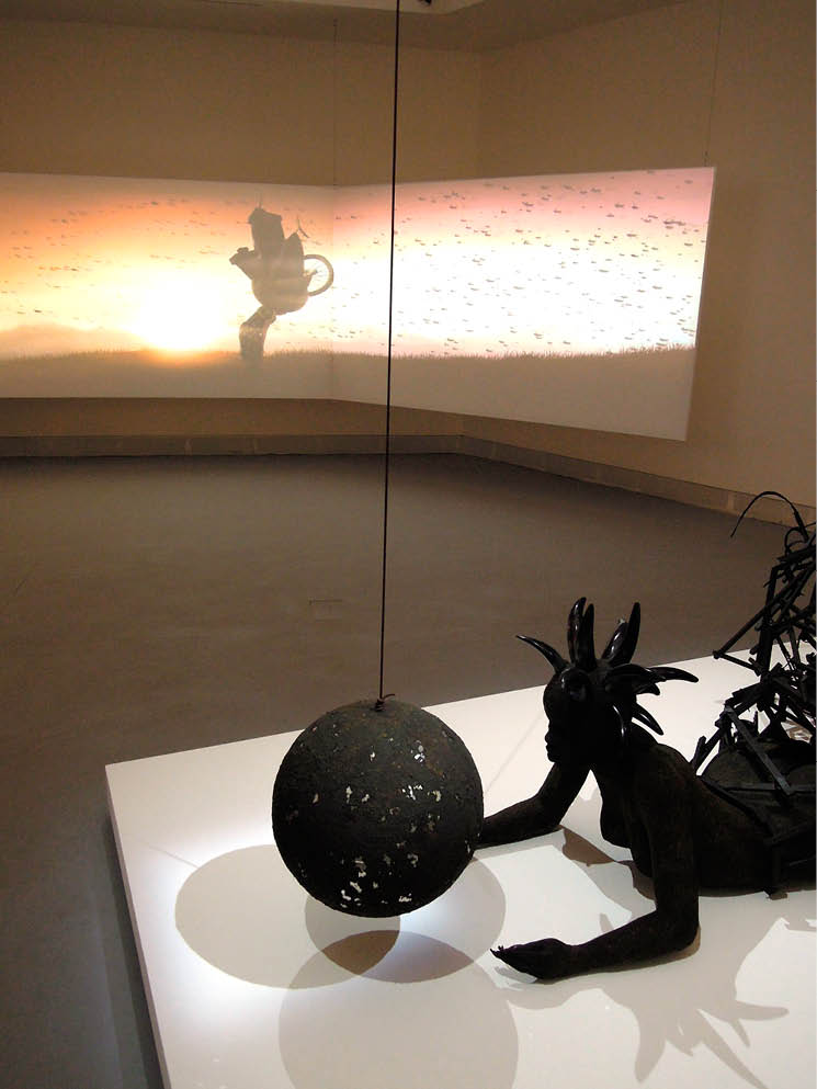 The end of Carrying All, de Wangechi Mutu. &copy; Nicolas Michel pour J.A.