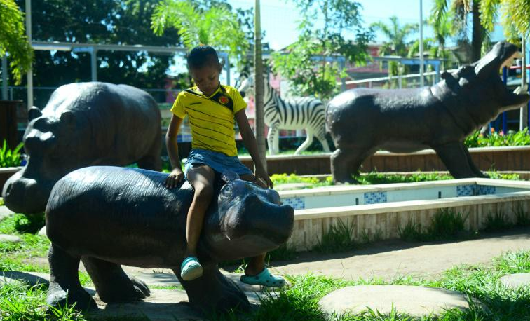 Des répliques d’hippopotames ornent même l’entrée d’un restaurant et l’aire de jeux du square à Doradal, en Colombie, où le baron de la drogue Pablo Escobar avait bâti sa luxueuse hacienda et ouvert un zoo privé. © Raul Arboleda/AFP