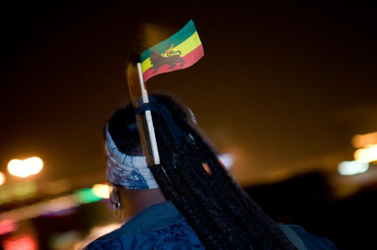 Une rastafarie porte un drapeau éthiopien dans ses cheveux à Addis Abeba, le 22 septembre 2007 &copy; Aaron Maasho/AFP