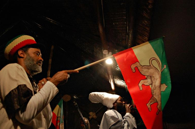 Un rastafari tient l'ancien drapeau éthiopien (utilisé pendant le règne de l'empereur Haïlé Sélassié), le 1er novembre 2009 à Addis Abeba &copy; Aaron Maasho/AFP