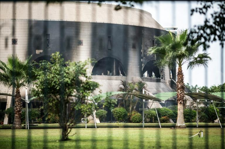 L'arrière carbonisé de l'Assemblée nationale gabonaise, le 1er septembre 2016 à Libreville. &copy; MARCO LONGARI/AFP