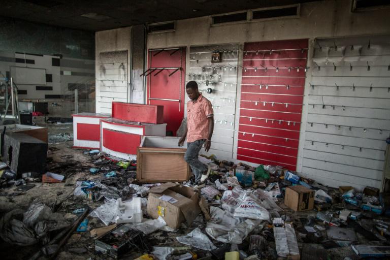 Un employé au milieu des débris d'un magasin pillé lors des violences à Libreville, le 1er septembre 2016. &copy; Marco Longari/AFP