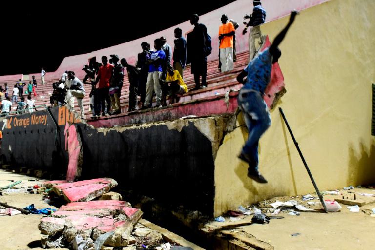 Des spectateurs d'un match de football au stade de Demba-Diop de Dakar, où un mur s'est affaissé, le 15 juillet 2017 au Sénégal. &copy; Seyllou/AFP