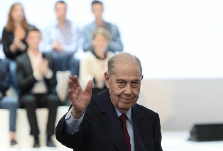 Charles Pasqua salue les participants du congrès fondateur des Républicains, le 30 mai 2015. &copy; Stéphane de Sakutin/AFP