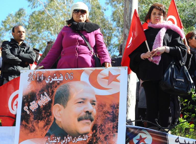 Un portrait de l'opposant assassiné Chokri Belaid déployé au cimetière de la banlieue de Tunis où il est enterré, le 8 février 2014. &copy; Fethi Belaid/AFP