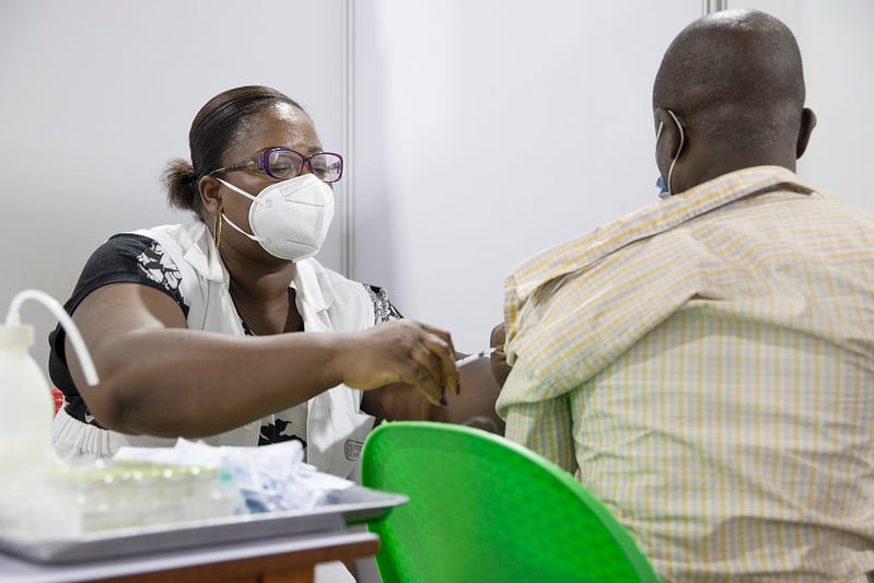 14 juillet 2021 - Tente de vaccination de masse au stade de Treichville, Abidjan, Côte d'Ivoire. &copy; Erick Kaglan / World Bank / Flickr / Licence CC