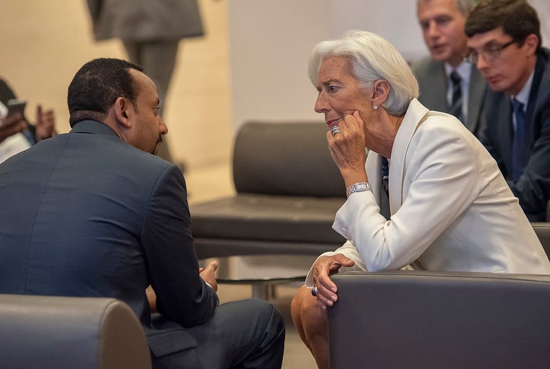 Le Premier ministre éthiopien, Abiy Ahmed, au siège du FMI à Washington, DC., au côté de la Française Christien lagarde, alors DG du FMI. Le 27 juillet 2018. &copy; IMF Photo/Flickr/Licence CC