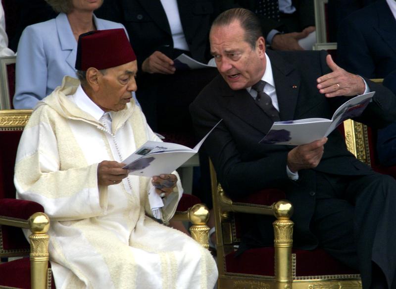 Le roi Hassan II aux côtés du président Chirac, à Paris pour le défilé du 14 juillet 1999. &copy; Reuters