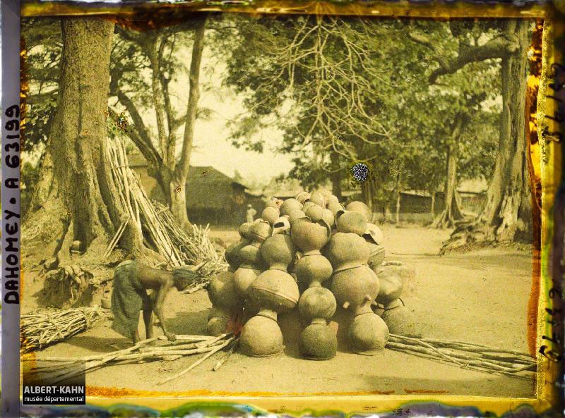 Cuisson de poterie sur Place publique à Porto-Novo au Dahomey, le 15 janvier 1930. &copy; Frédéric Gadmer, Archives de la Planète.