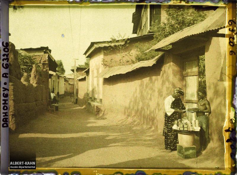 Une scène de commerce dans la rue à Porto-Novo au Dahomey, le 15 janvier 1930. &copy; Frédéric Gadmer, Archives de la Planète.