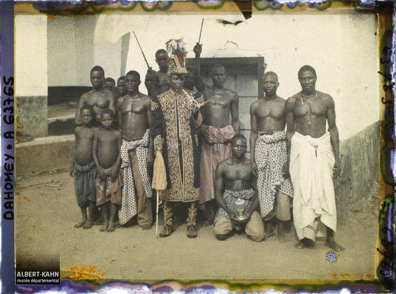 Le roi Tôli fumant la pipe et ses dignitaires à Porto-Novo au Dahomey, le 18 avril 1930. &copy; Frédéric Gadmer, Archives de la Planète.