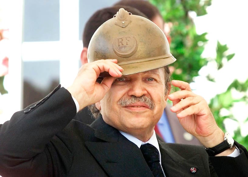 Au Mémorial de Verdun, le 16 juin 2000. Après s'être recueilli sur les tombes des Algériens morts pour la France, Bouteflika n'hésitera pas à se coiffer d'un casque de poilu. &copy; Franck Fife/SIPA Press