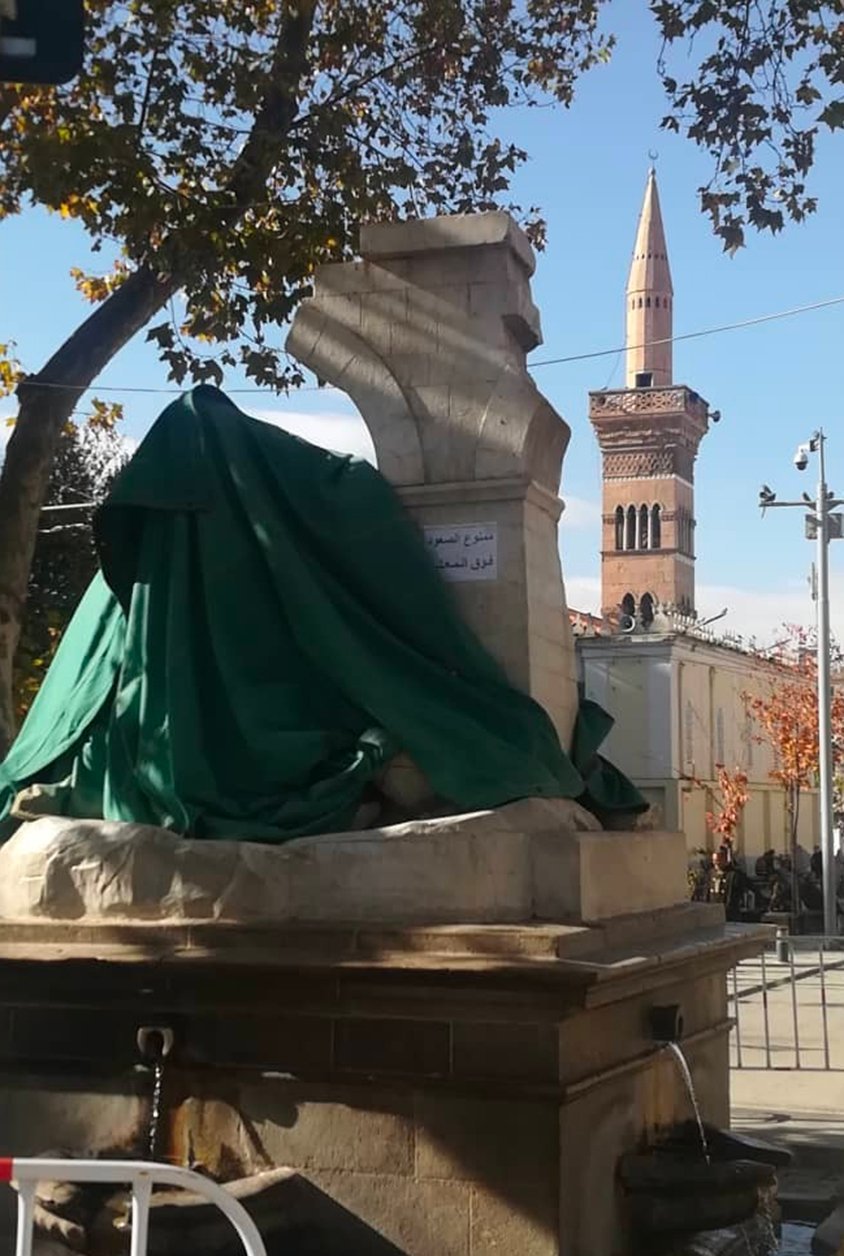 La statue recouverte d'une bâche verte, le 7 décembre 2022. &copy; Arezki Saïd