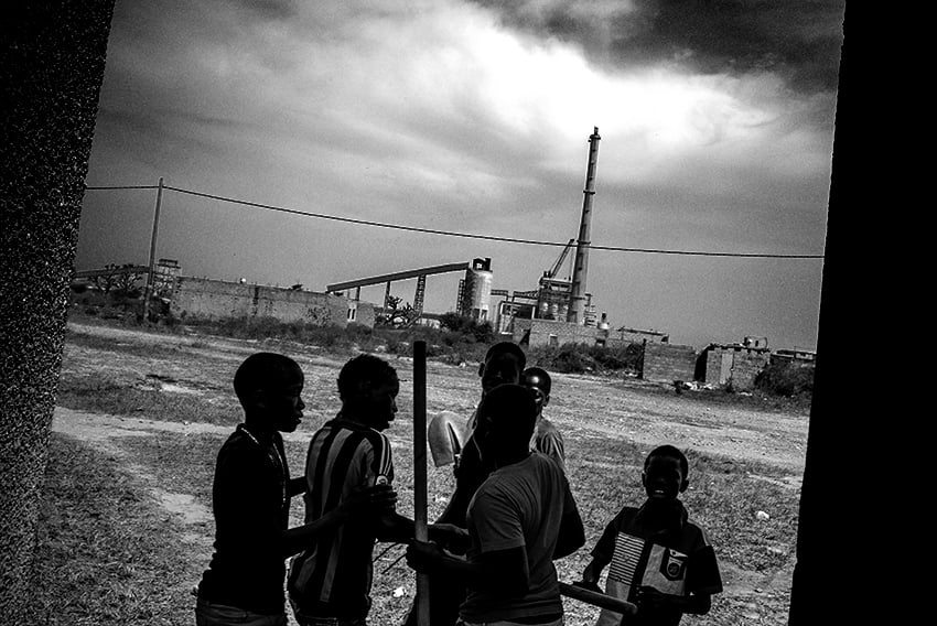Des enfants jouant aux abords de la centrale à charbon à Bargny, au sud de Dakar. &copy; Pierre Vanneste