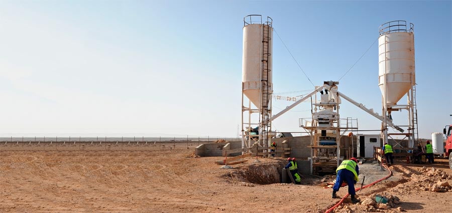 Nareva n'en est pas à son coup d’essai. La société appartenant au groupe royal SNI exploite déjà trois autres fermes éoliennes dans le royaume. La première à El Haouma, près de Tanger (50 MW), et les deux autres dans le sud du Maroc, à Akhfennir (100 MW) et Foum El Oued (70 MW), près de la ville de Laâyoune. À Akhfennir, où elle dispose déjà de quelque soixante turbines, Nareva a lancé une seconde tranche de travaux. « Les aménagements ont débuté en mars. Et contrairement aux parcs déjà construits, où nous avons travaillé notamment avec Alstom et Siemens, nous utilisons pour la première fois une technologie américaine, celle de General Electric », souligne Khadija Ezaoui, ingénieure chezTarec et future chef de projet du nouveau parc d’Akhfennir. &copy; Nareva