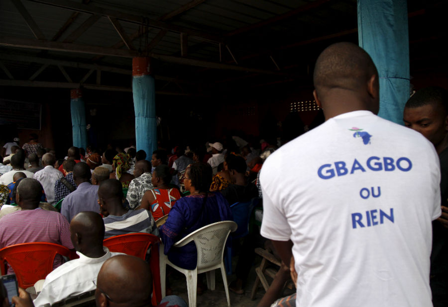 Des partisans de Laurent Gbagbo, à Abidjan, lors d'une retransmission de son procès devant la CPI en janvier 2016. &copy; REUTERS/Luc Gnago