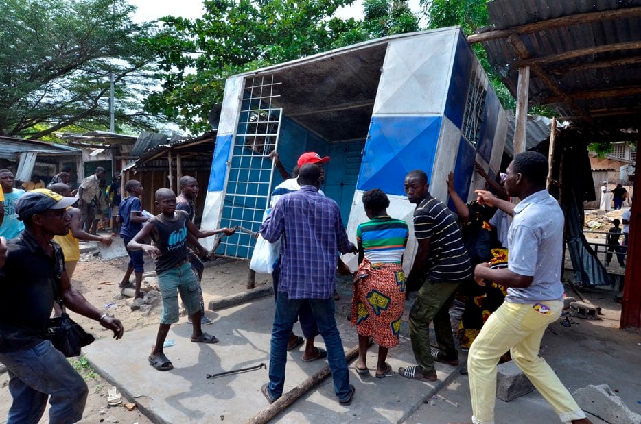 Des commerçants essaient d'enlever leur baraque du marché qui se trouve devant l'Eglise Saint-Jean à Cotonou, le 1er février 2017. &copy; Charles Placide Tossou pour Jeune Afrique.