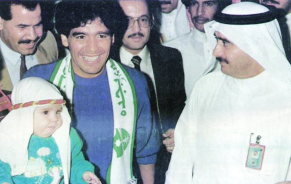 Diego Maradona à Djeddah, en 1987, arborant l'écharpe du club saoudien Al-Ahli. &copy; Al-Ahli