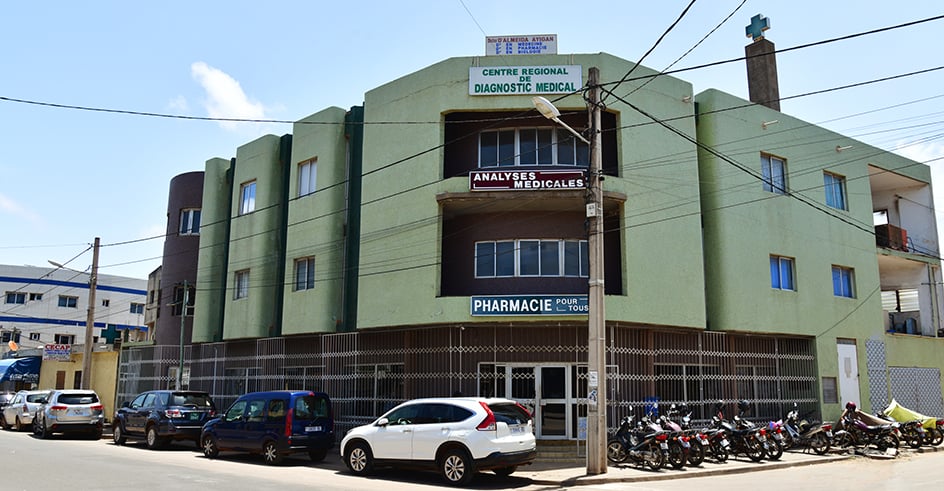  &copy; Façade Immeuble « La Découverte », Lomé, abritant entre autres le « Centre Régional de Diagnostic Médical ( CRDM ) » et la « Pharmacie Pour Tous ».